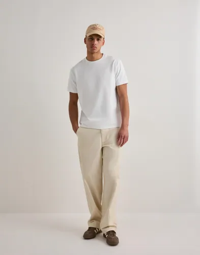 Woodbird beige chinos för herr med vid passform