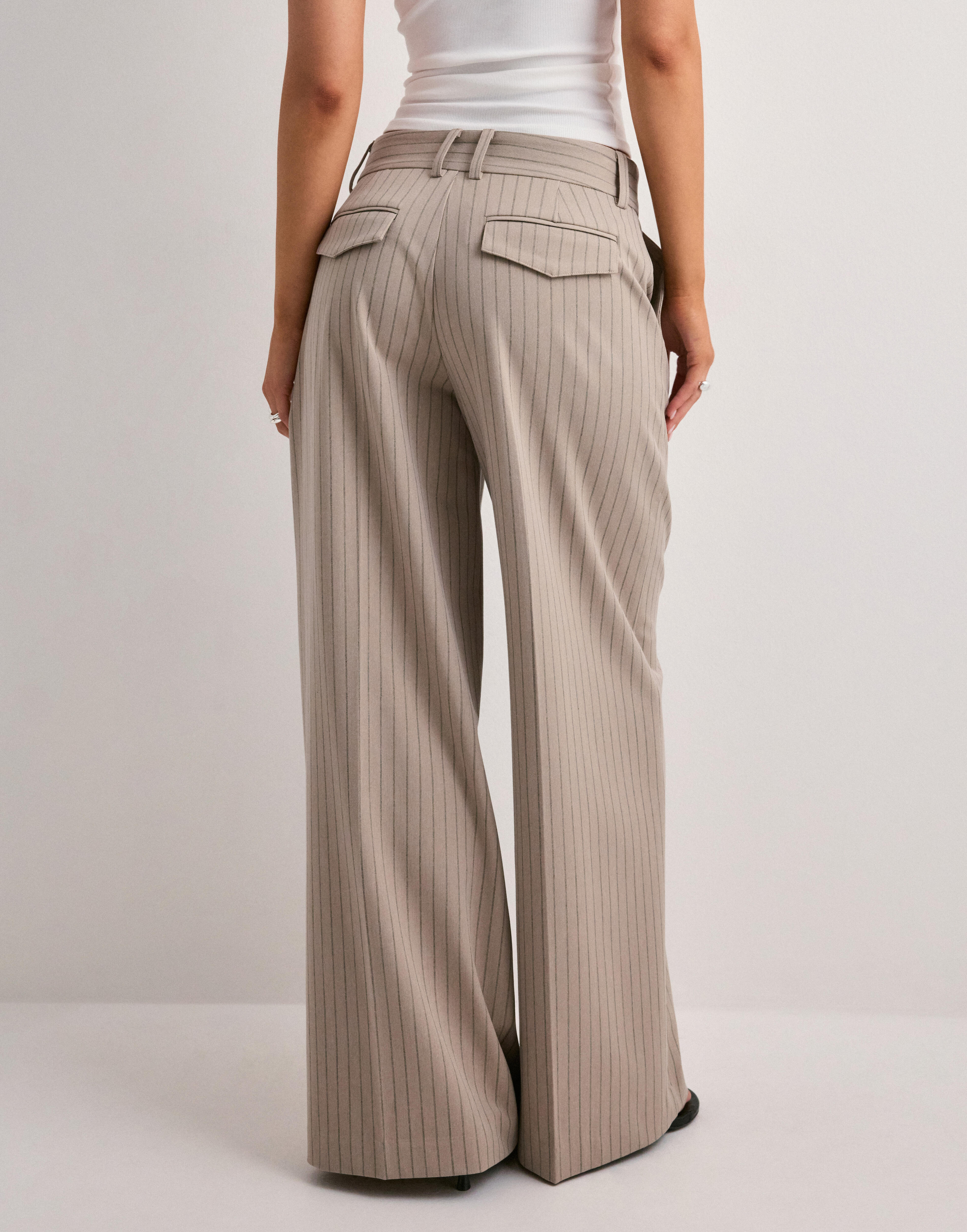 Nelly volume back pocket striped pants i — byxor med fickor från Nelly