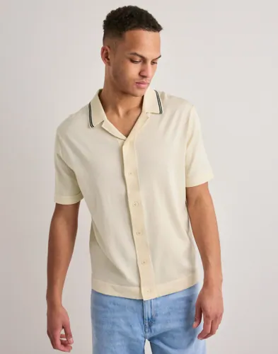 Beige kortärmad Gant Resort Collar piké med knappslå och ribbade muddar