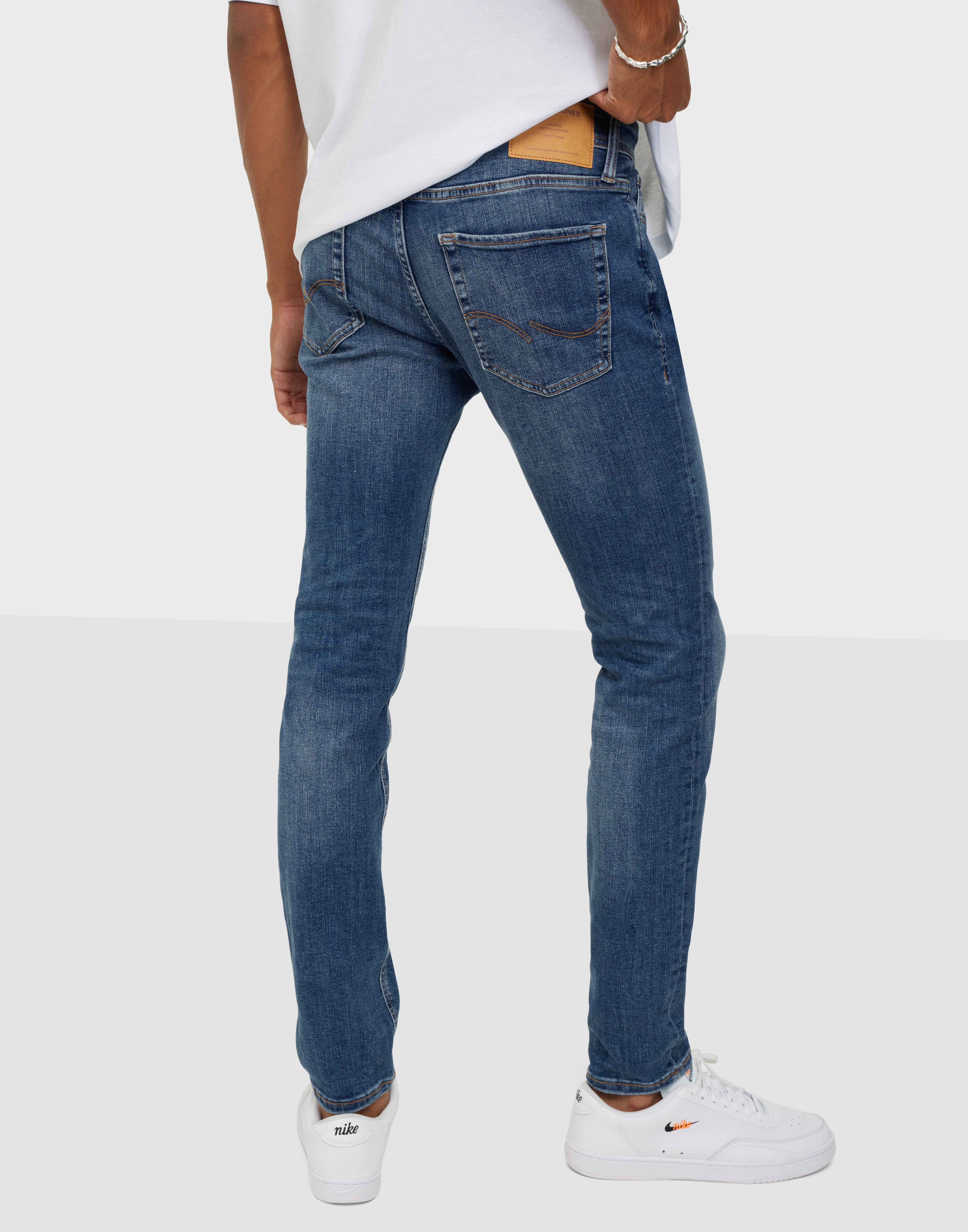 Porno qora yigit xojayin bilan