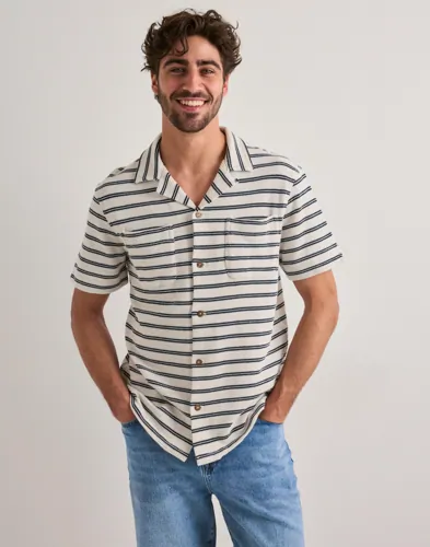 Randig kortärmad stickad skjorta från Polo Ralph Lauren med bröstficka