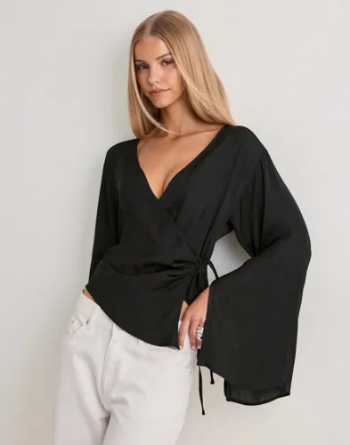 Nelly - Svart - Wrap Wide Sleeve Blouse — produktbild