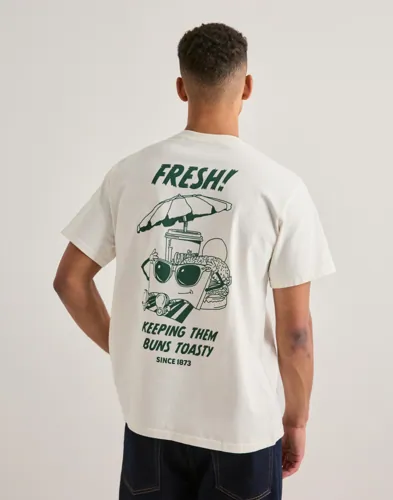 Vit relaxed fit t-shirt från Levi's med rund hals och logga