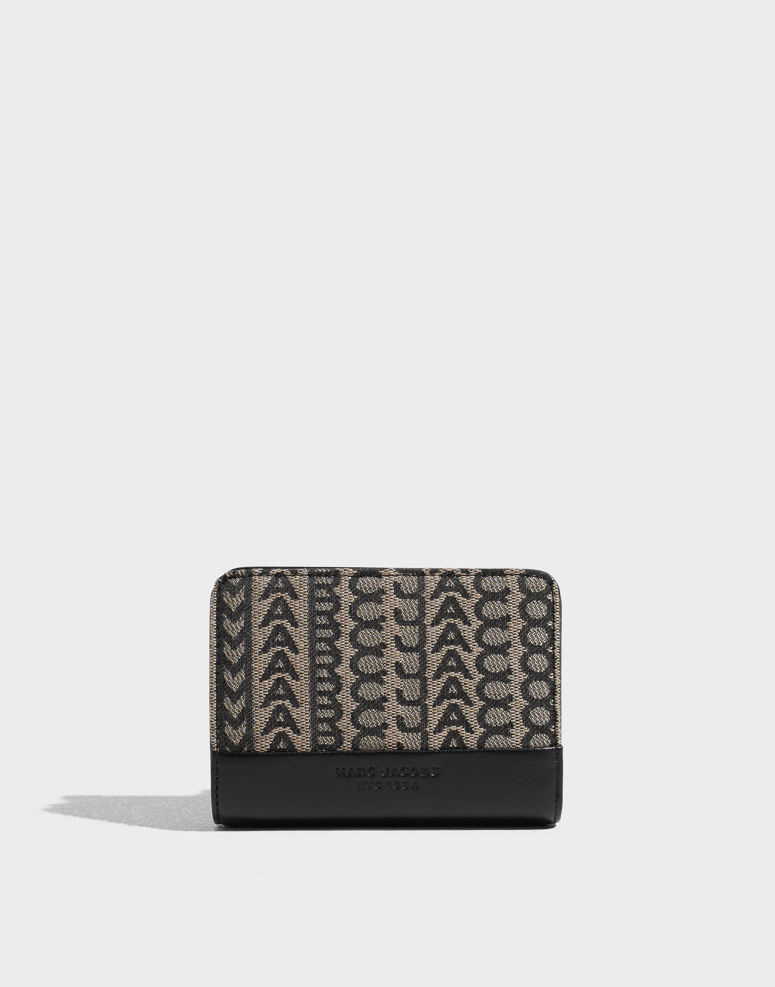 │MARC JACOBS│ Monogram Jacqd Slim84 TopZipWristletBeige MB Buy Marc Jacobs MONOGRAM JACQUARD SLIM 84 SLG - Beige