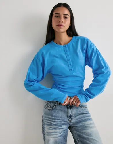 Nelly Shoulder Focus Button Top blusar dam – bild 3