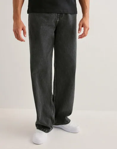Svarta loose fit-jeans från Dr Denim med femficksdesign