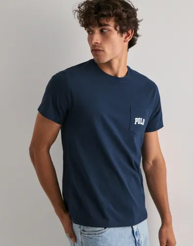 Blå t-shirt från Polo Ralph Lauren med bröstficka och tryck på ryggen