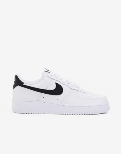 Vita låga Nike Air Force 1 sneakers med logga på sidan