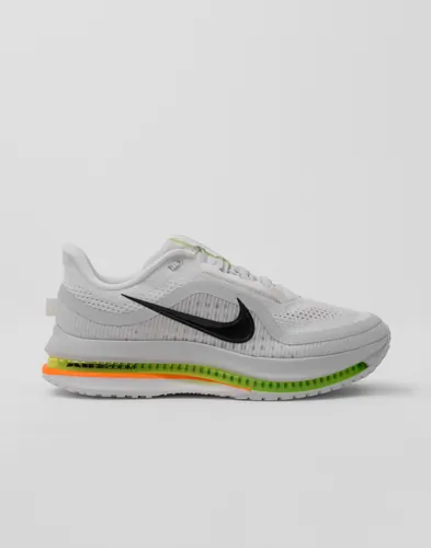 Vita låga Nike Pegasus Premium sneakers med rund tå och snörning