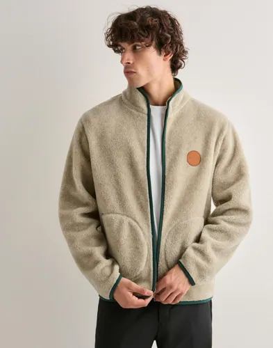 Beige fleecejacka från Gant med dragkedja, läderlogga och fickor