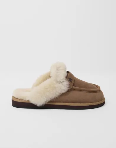Beige varmfodrade tofflor från Shepherd med rem över foten