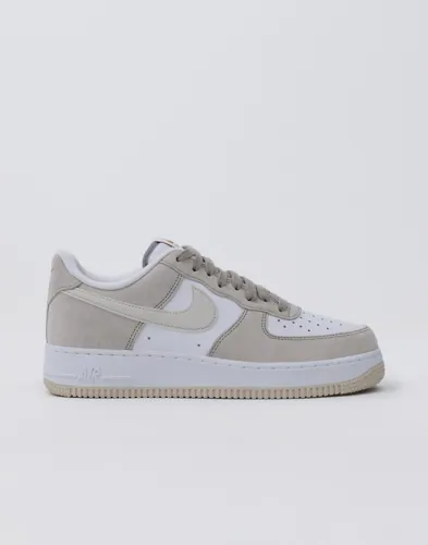 Grå Nike Air Force 1 '07 låg sneaker med kraftig sula