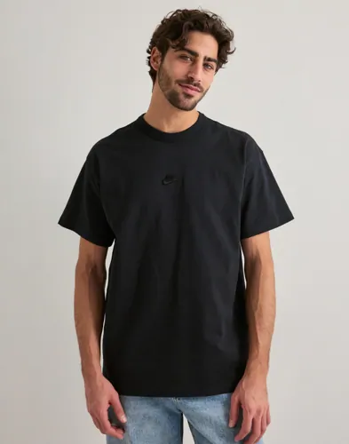 Svart t-shirt från Nike med broderad logga och rund hals