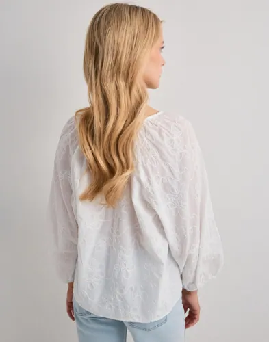 ONLY Onlzion 3/4 V-Neck Emb Top Wvn blusar dam – bild 3