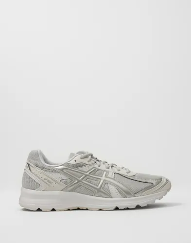 Grå låga sneakers Asics Jog 100S med snörning och logotyp på sidan