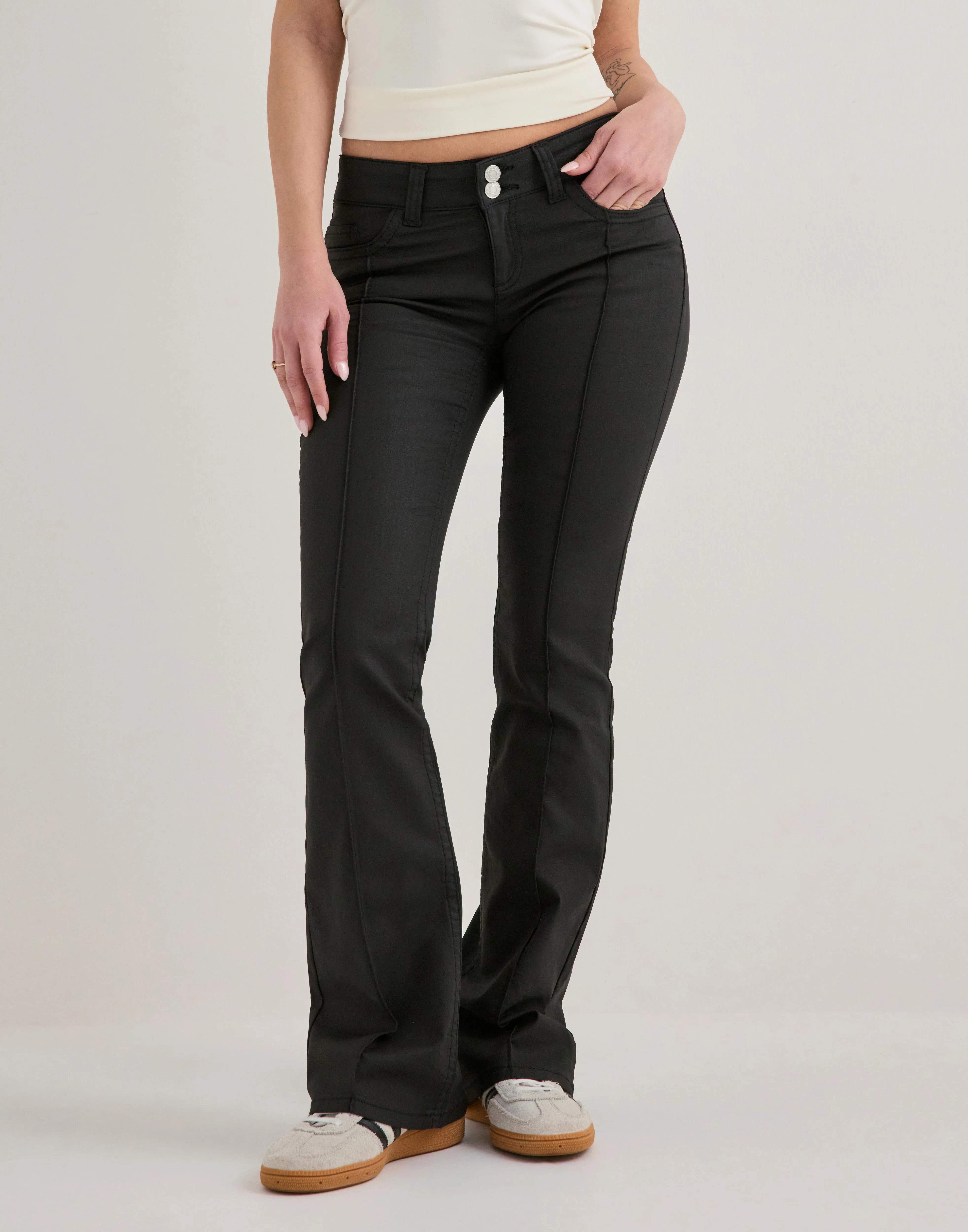 Nelly - Svart - Coated Low Waist Jeans
