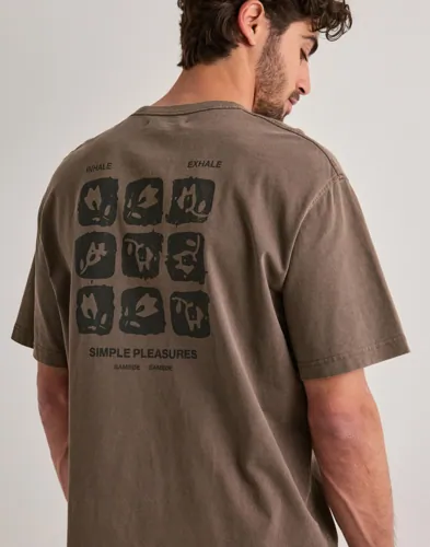 Brun t-shirt från Samsøe Samsøe med tvättad look och tryck på bröstet