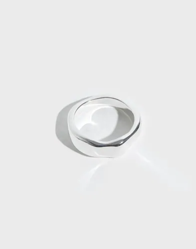 Bred silverfärgad ring från Muli Collection i silverpläterad mässing