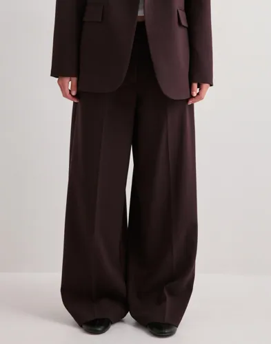 Nelly - Brun - Volume Back Pocket Suit Pants