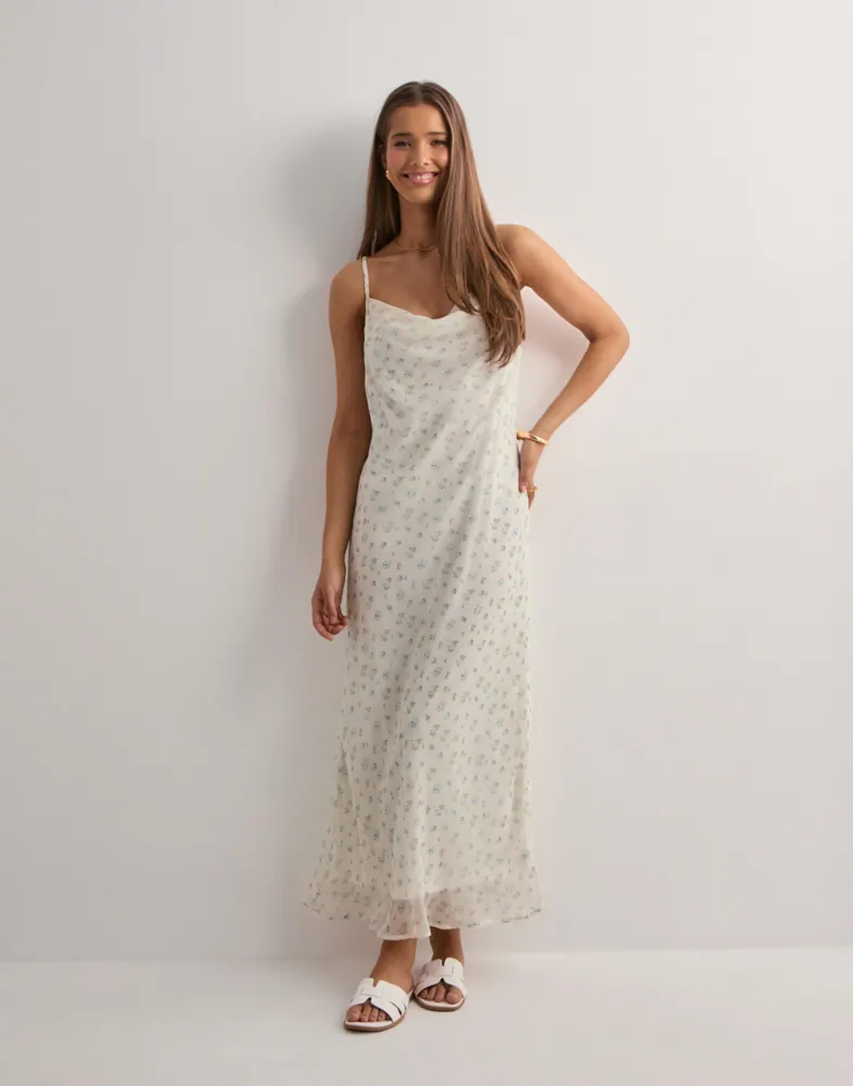 Buy Vero Moda VMSMILLA SL 7/8 WATERFALL DRESS WVN - Bright White Airy Blue | Nelly.com Buy Vero Moda VMSMILLA SL 7/8 WATERFALL DRESS WVN - Bright White Airy Blue | Nelly.com