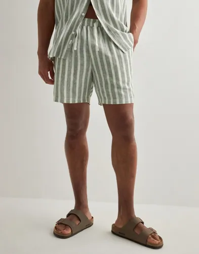 Gröna linneshorts från Solid med resår i midjan
