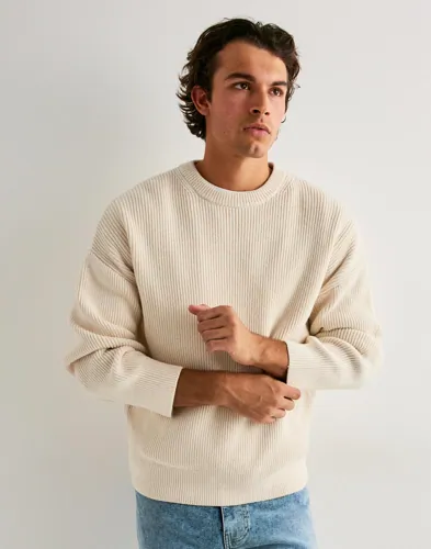 ANNARR stickad tröja i beige med ribbad design och rund hals