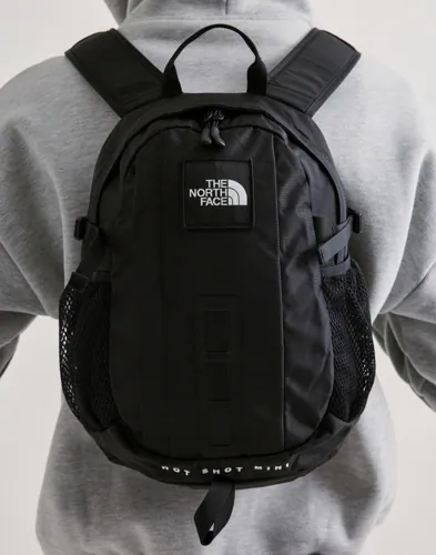 Svart kompakt ryggsäck från The North Face med flera fack och meshfickor