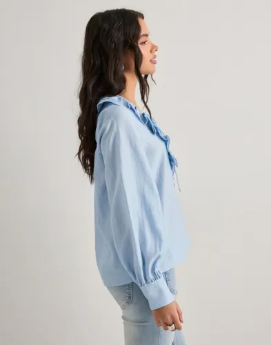 NEO NOIR Katarina Crepe Ruffle Blouse blusar dam – bild 3