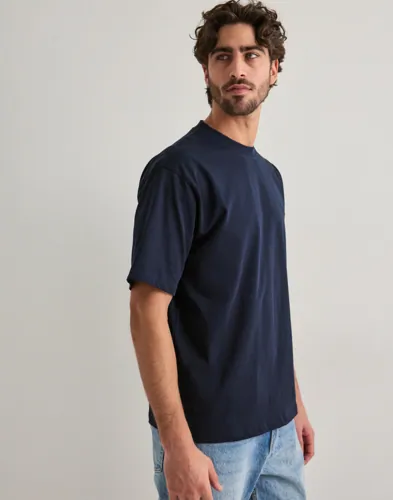 T-shirt från Woodbird med rund hals och broderad logga på bröstet