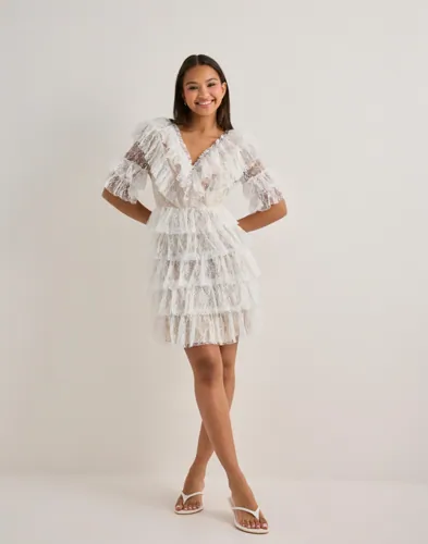 MALINA Sky v-neck frill mini lace dress festklänningar dam – bild 3