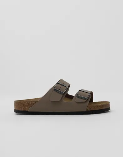 Bruna Arizona-sandaler från Birkenstock med två remmar över foten