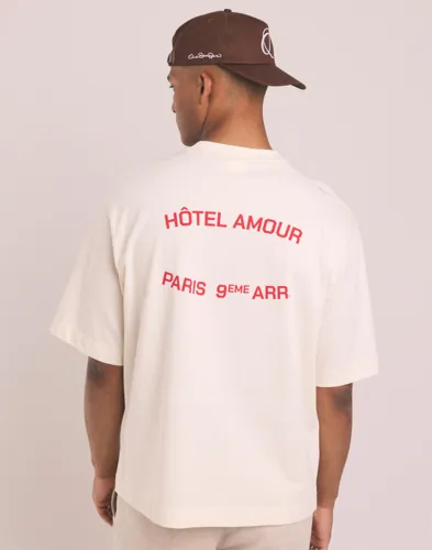 Selected beige t-shirt med rundad hals och tryck fram och bak