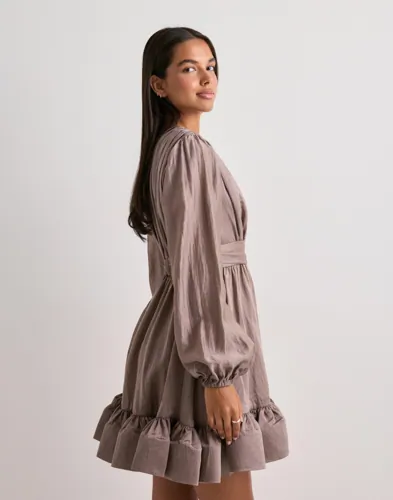 MALINA Jadie V-neck Ruffled Mini Dres korta klänningar dam – bild 2