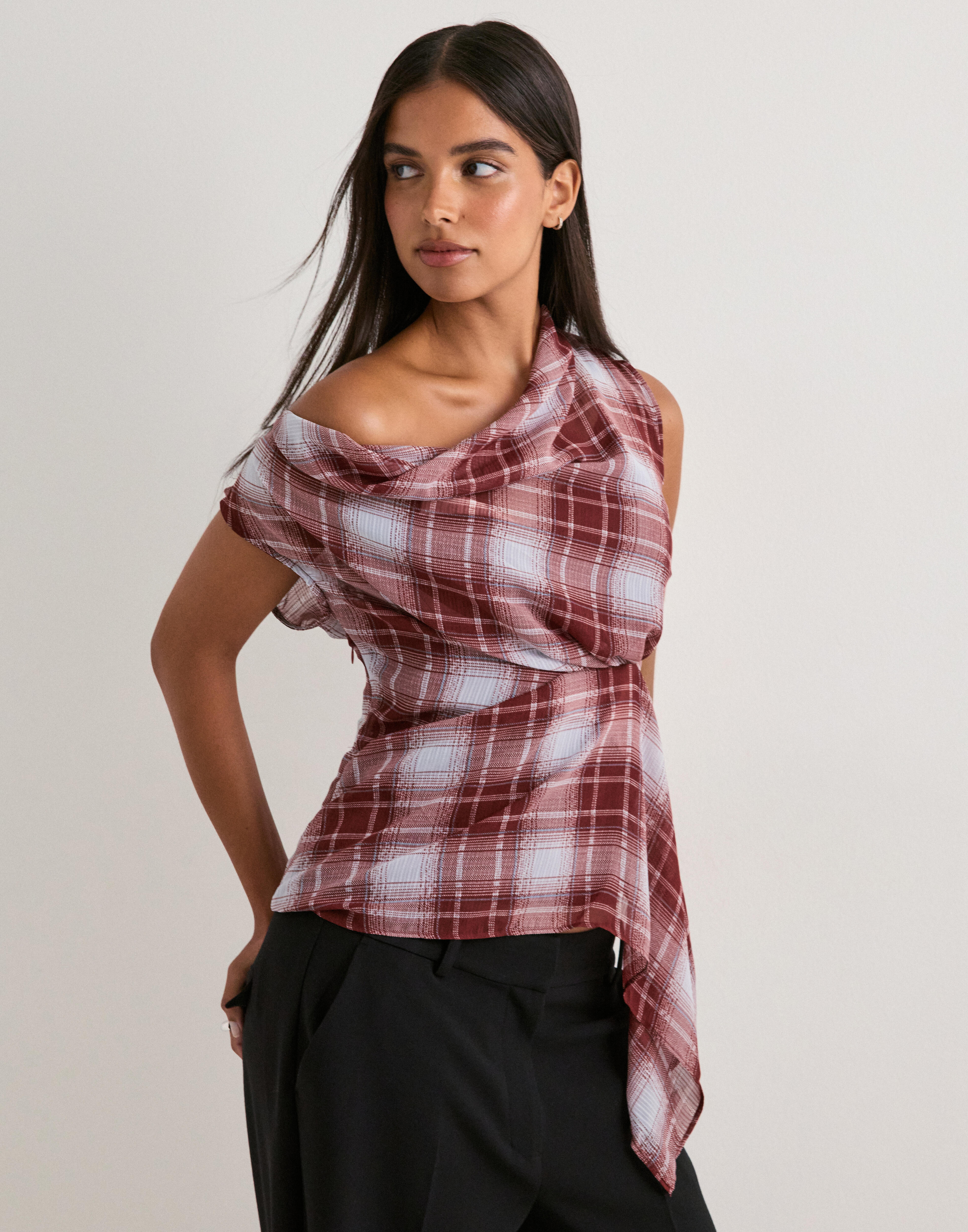 Buy Vero Moda VMPHOENIX SL LNG KNOT ASM TOP WVN E - Brown | Nelly.com
