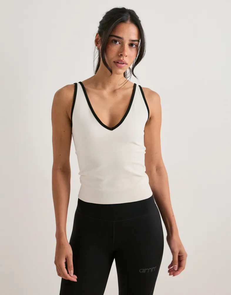 Shape Seamless Deep Cut Single