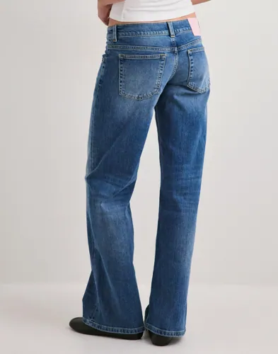 Nelly - Blå - Ultra Low Waist Loose Jeans