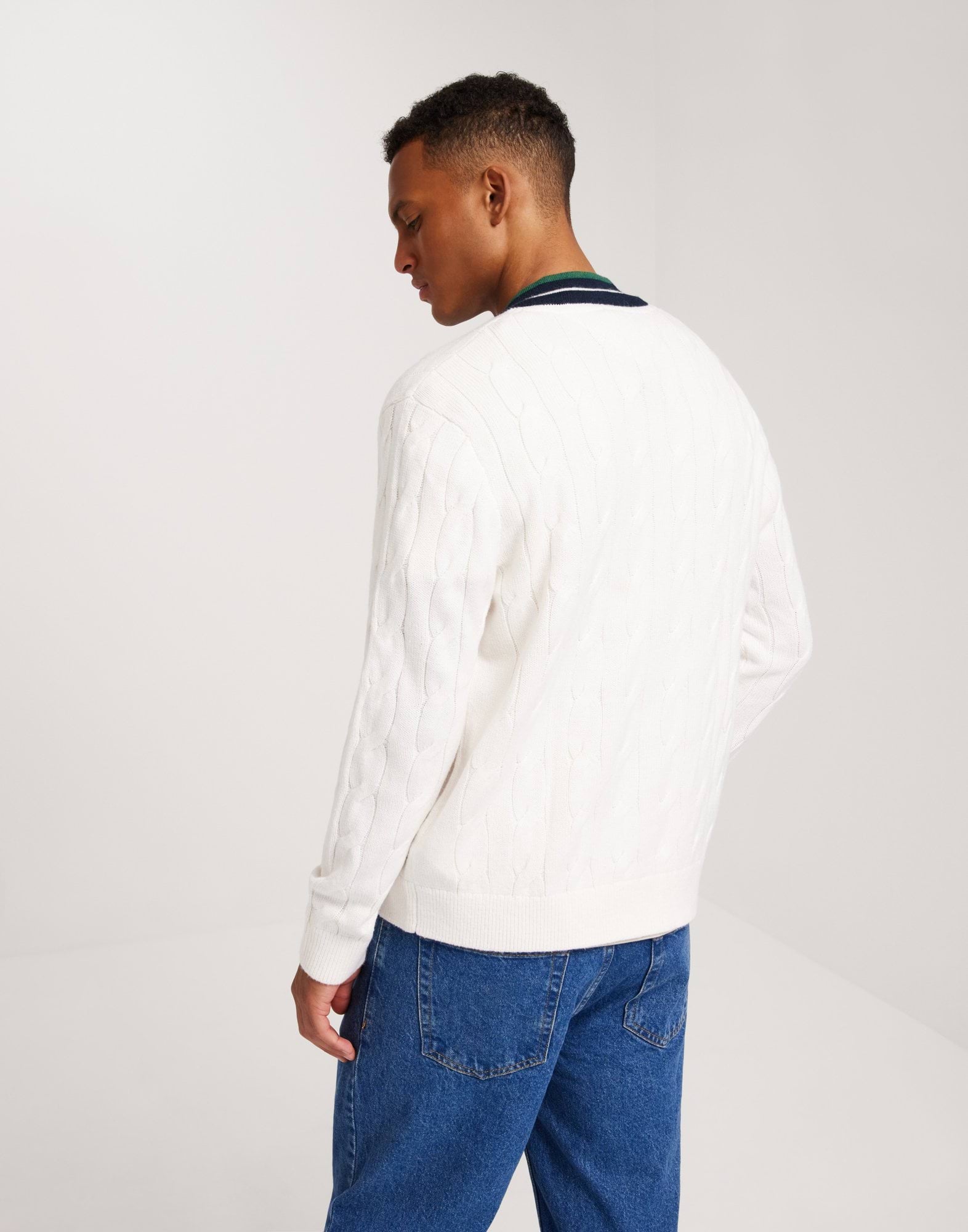 TJM REG V-NECK CABLE SWEATER