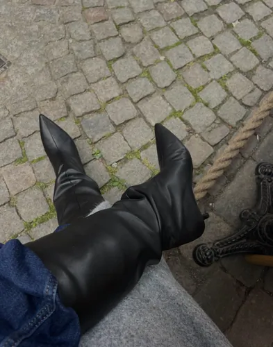 Nelly - Sort - Stiletto Under Knee Boot