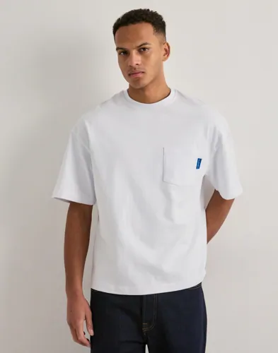Que Sera Sera Boxy Pocket Tee Oversized t-shirts t-shirts - bas herr – bild 2