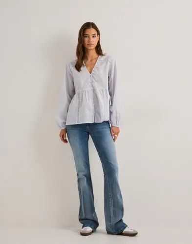 ONLY Onlnora L/S V-Neck Shirt Noos Wvn blusar dam – bild 2