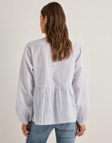 ONLY Onlnora L/S V-Neck Shirt Noos Wvn blusar dam – bild 3