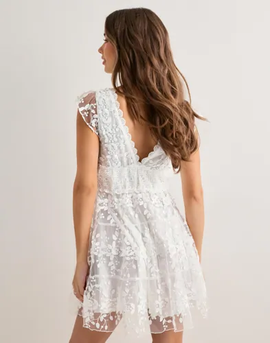 Nelly Embroidered Flounce Dress sommarklänningar dam – bild 2