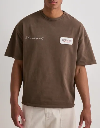 Que Sera Sera William Washed Tee Kortärmade t-shirts Brun