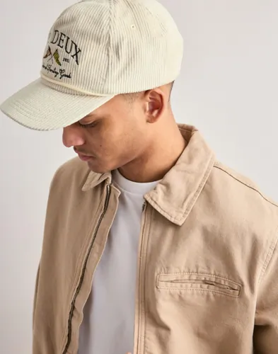 Beige manchesterkeps från Les Deux med logga framtill