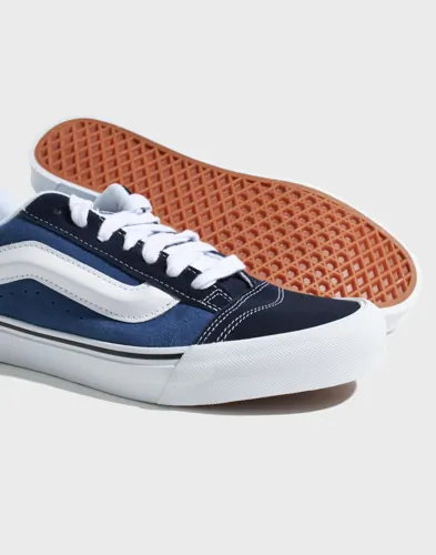 Blå låga sneakers VANS Knu Skool med snörning och logga på sidan
