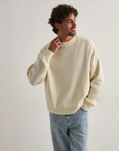 Que Sera Sera Bobby Boxy Knit Stickade tröjor herr – bild 2