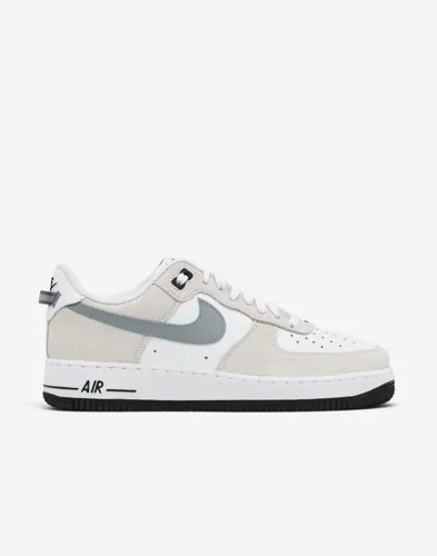 Vita Nike Air Force 1 '07 LV8 sneakers med chunky sula och mockadetaljer
