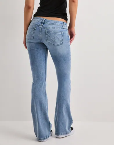 Nelly - Sininen - Ultra Low Bootcut Jeans