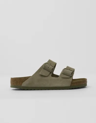 Beige Birkenstock Arizona sandaler med två remmar över foten