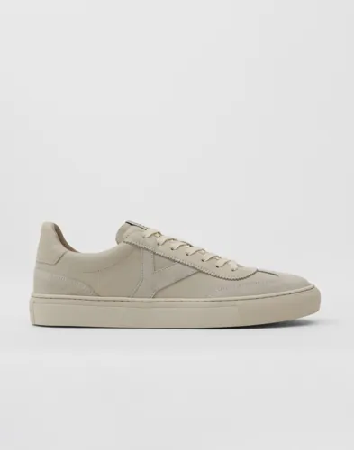 Låga beige sneakers från Sneaky Steve med mockadetaljer